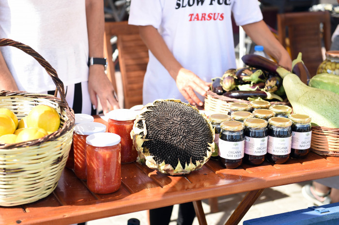 TARSUS’TA AÇILAN YERYÜZÜ PAZARI YOĞUN İLGİ GÖRDÜ