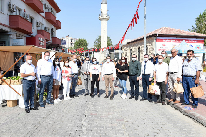 TARSUS’TA AÇILAN YERYÜZÜ PAZARI YOĞUN İLGİ GÖRDÜ