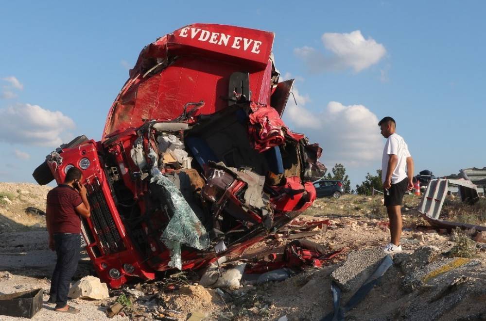 Mersin’de nakliye kamyonu şarampole uçtu: 4 ölü