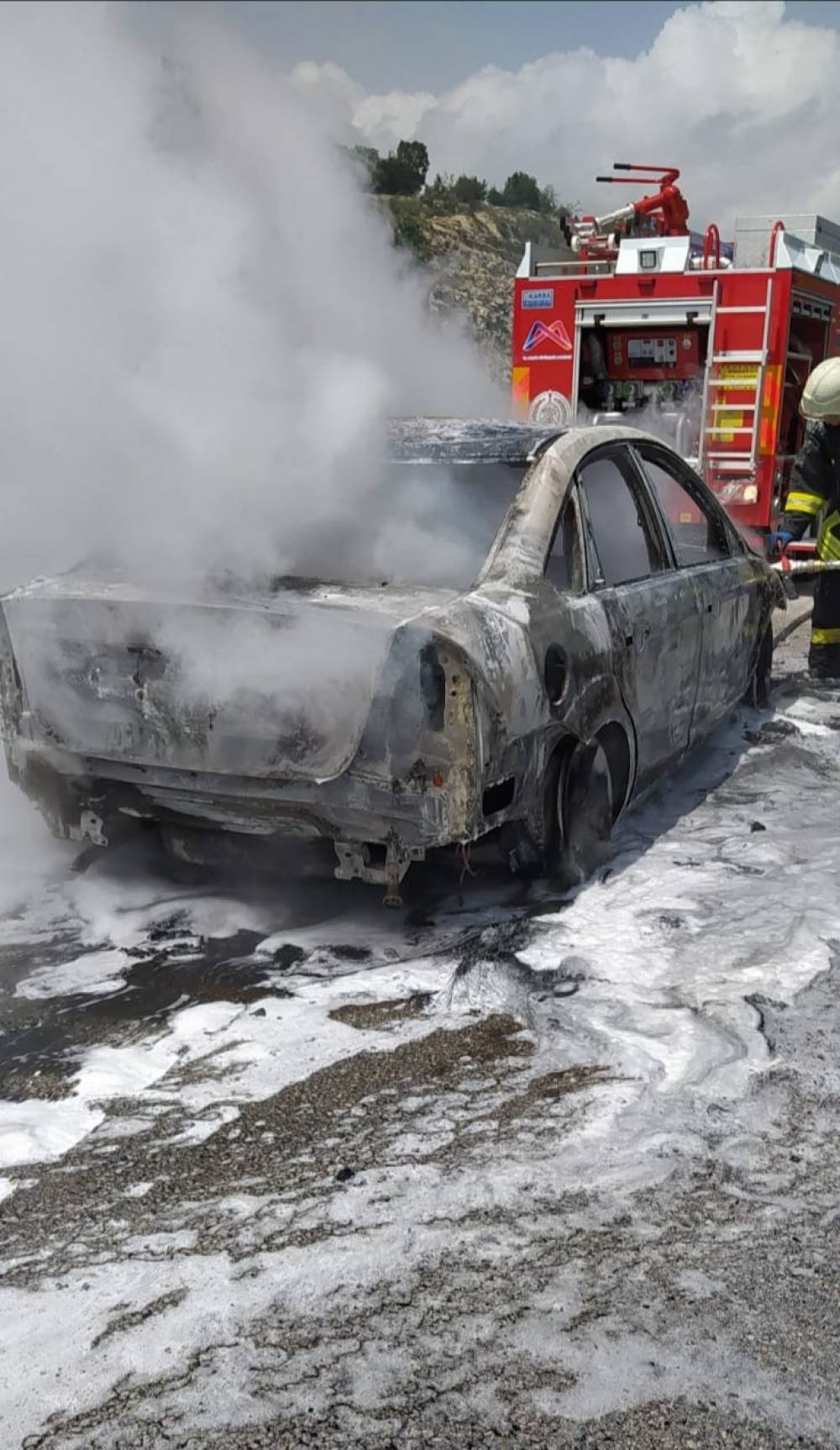 Seyir halindeki otomobil alev alev yandı
