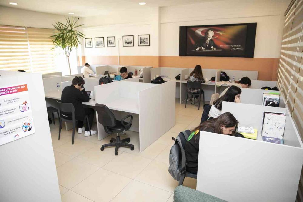 Öğrenci Çalışma Merkezi, öğrencilere konforlu bir ortam sağlıyor
