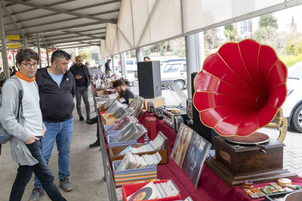Mersin’de açılan ’antika pazarı’ ilgi görüyor
