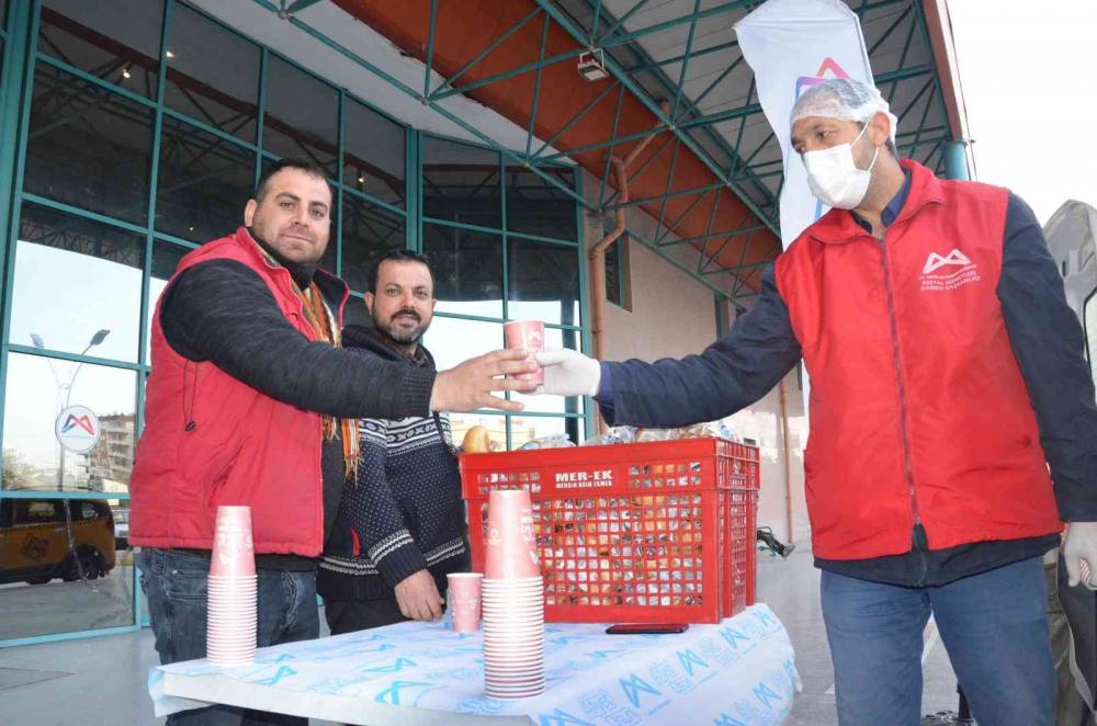 Mersin Büyükşehir Belediyesinden çorba dağıtımı
