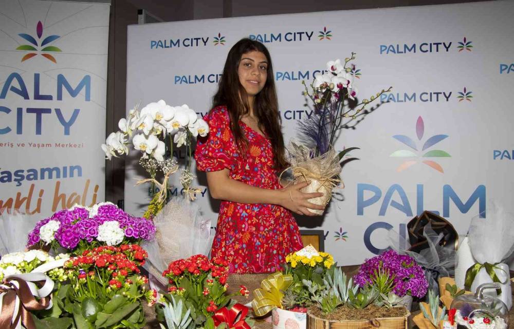 Mersin Büyükşehir Belediyesi, Anneler Günü için çiçek pazarı kurdu
