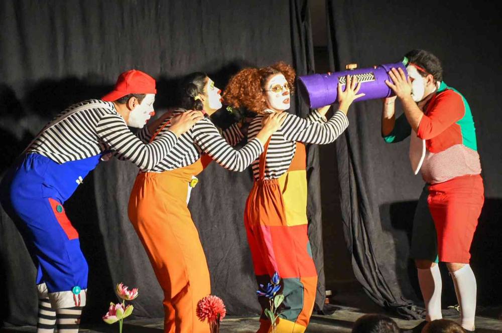 Tarsus Şehir Tiyatrosu ’Neden’ adlı çocuk oyununu sahneledi