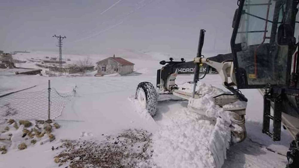 Mersin Büyükşehir ekipleri kardan kapanan yolları açıyor
