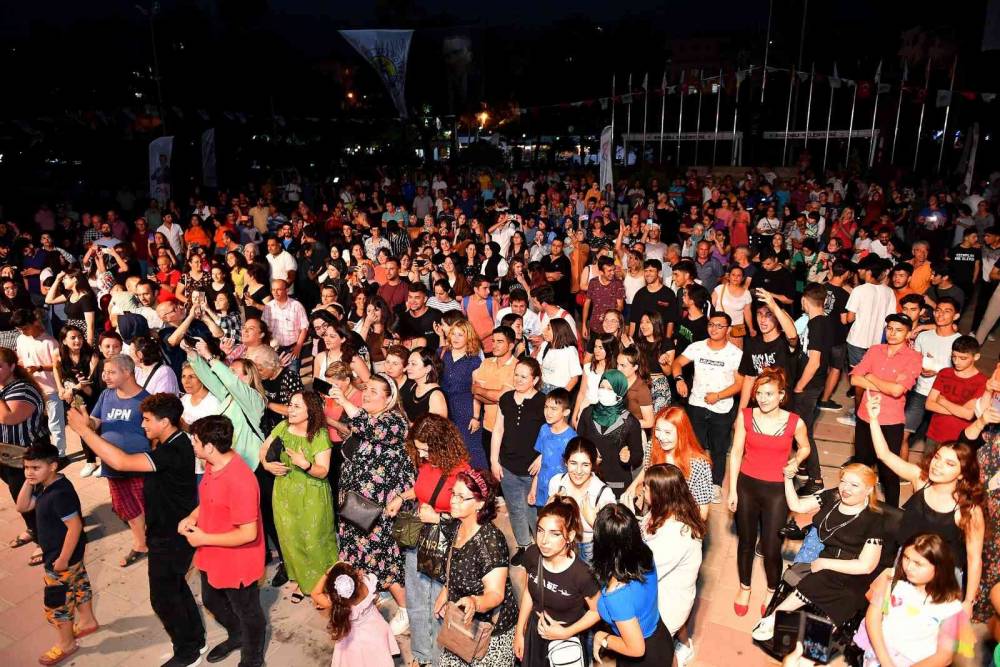 Kurs merkezi öğrencileri, YKS öncesi konserle stres attı
