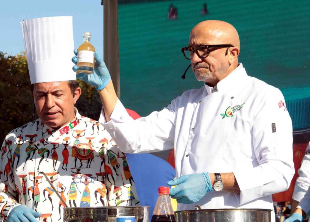 Venezuela Büyükelçisi Reyes, Narenciye Festivalinde yemek yaptı
