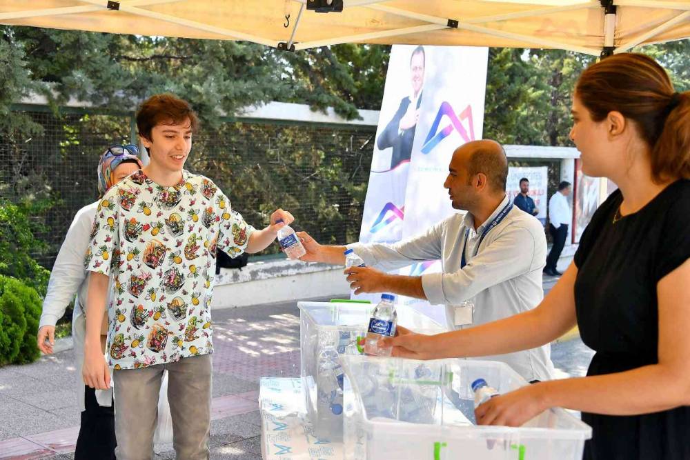Mersin Büyükşehir Belediyesi, YKS’ye giren öğrencilerin heyecanına ortak oldu
