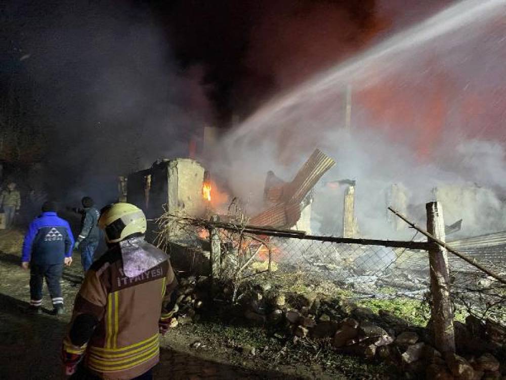 Bolu’da köyde yangın; 5 ev yandı 