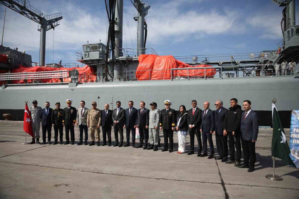 Pakistan’ın ilk yardım gemisi Mersin’e geldi
