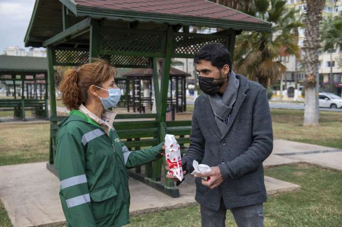 BÜYÜKŞEHİR PERSONELİ FİLİZ KARAKAŞ İÇİ PARA DOLU CÜZDANI SAHİBİNE ULAŞTIRDI