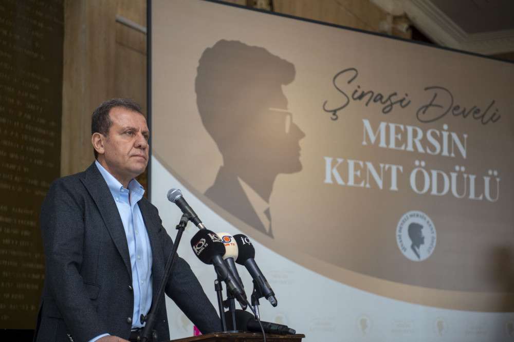 BAŞKAN SEÇER, ŞİNASİ DEVELİ MERSİN KENT ÖDÜLÜ’NÜ YAZAR ÇAĞLAR’A TAKDİM ETTİ