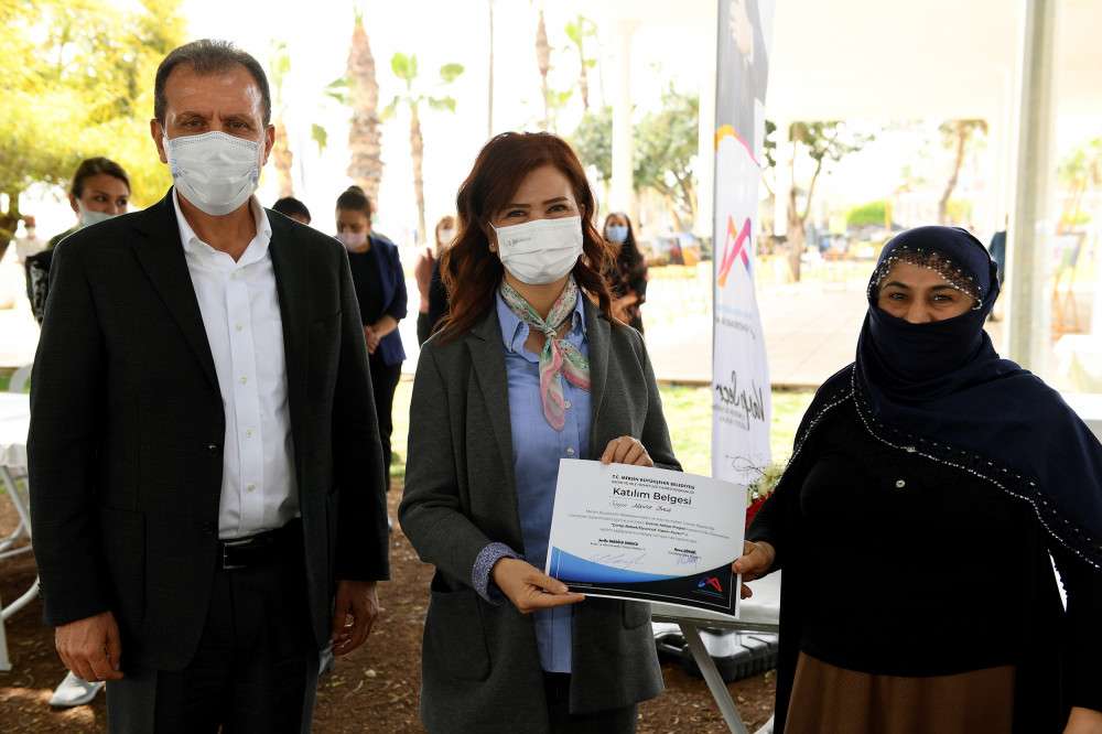 BAŞKAN SEÇER VE MERAL SEÇER KADINLARA KATILIM BELGELERİNİ VERDİ