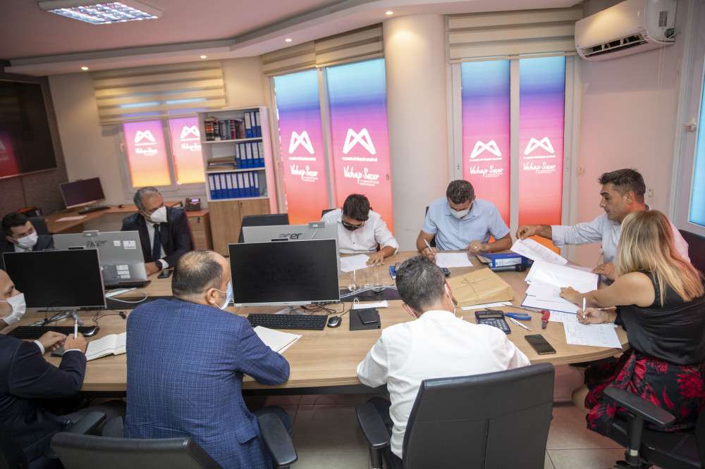 MERSİN BÜYÜKŞEHİRİN FİLOSUNA KATILACAK 56 ORTA BOY OTOBÜS İÇİN İMZALAR ATILDI