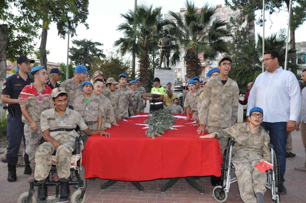 Silifke’de özel çocuklar asker kıyafeti giyip, asker yemini ettiler