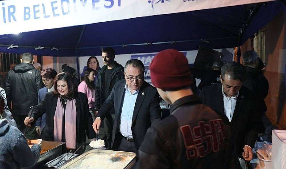 Aydın Büyükşehir Belediye Başkanı Özlem Çerçioğlu, Efeler ilçesinin Kemer Mahallesi'nde vatandaşlarla iftarda buluştu