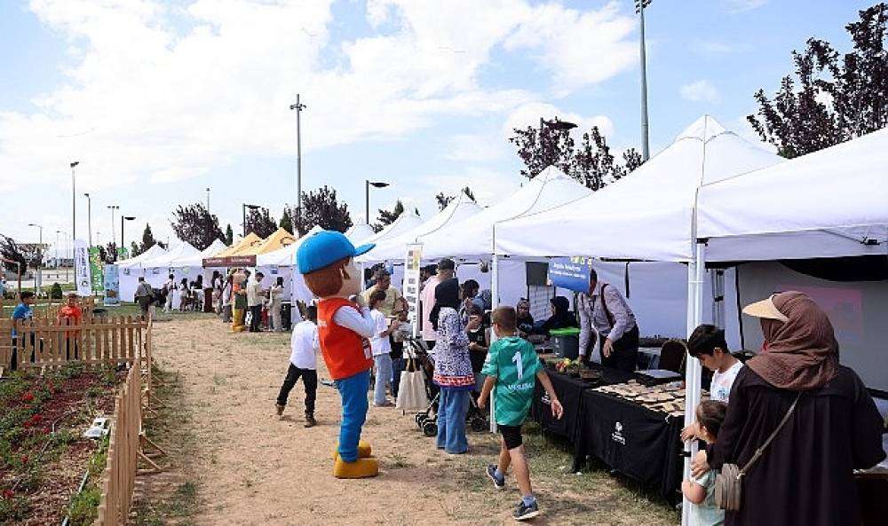 Selçuklu Belediyesi Konya Bilim Merkezi'nde düzenlenen SERAFEST etkinliğine katılarak kompost üretimi standında kompost üretimi hakkında vatandaşları bilgilendirdi