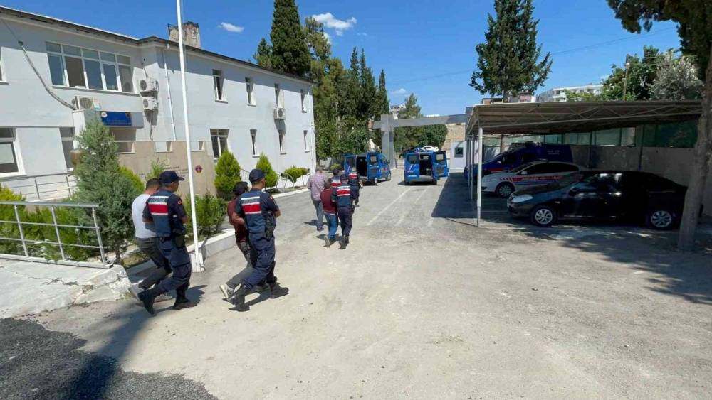 Mersin merkezli 3 ilde hırsızlık yaptığı iddia edilen 7 kişi yakalandı
