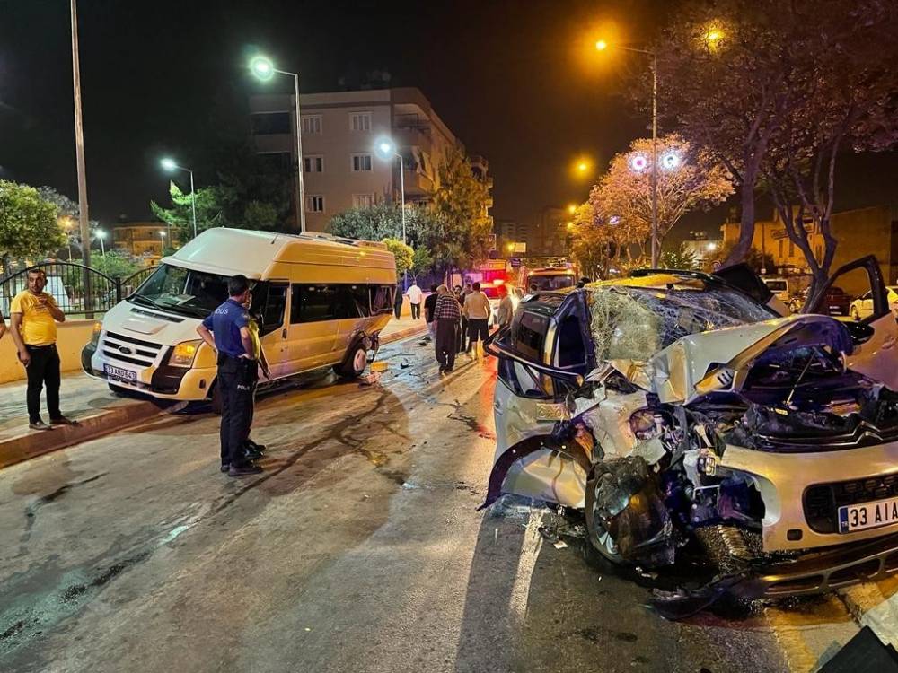 Tarsus’ta minibüsle otomobil çarpıştı: 3 yaralı
