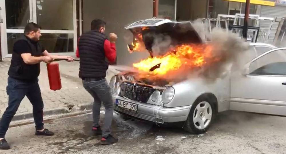 Esnafın müdahalesi, otomobili tamamen yanmaktan kurtardı
