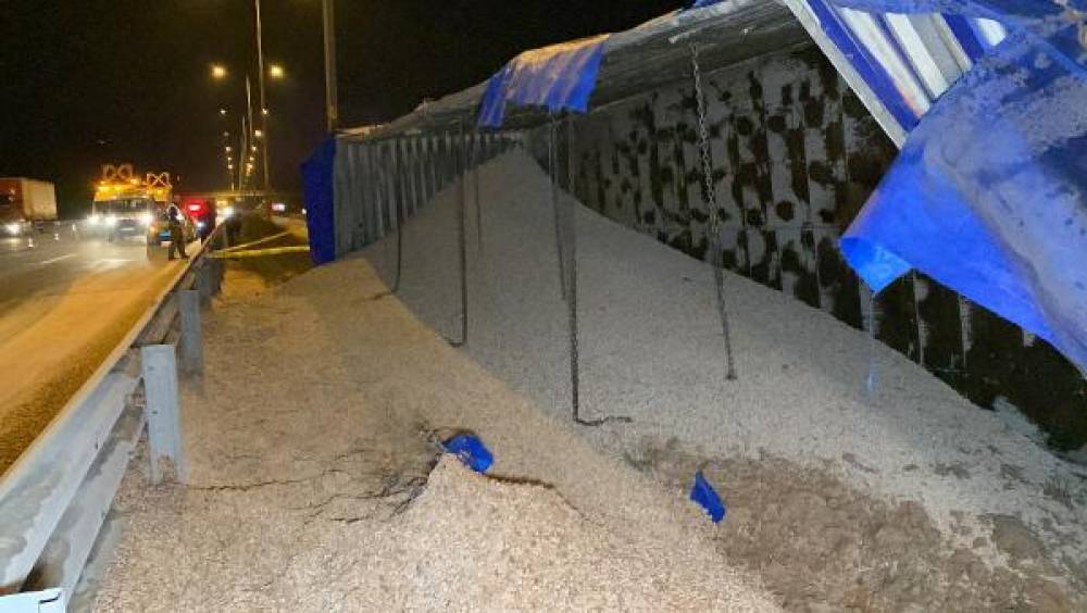 Kuzey Marmara Otoyolu'nda tır devrildi : 1 ölü , 1 yaralı