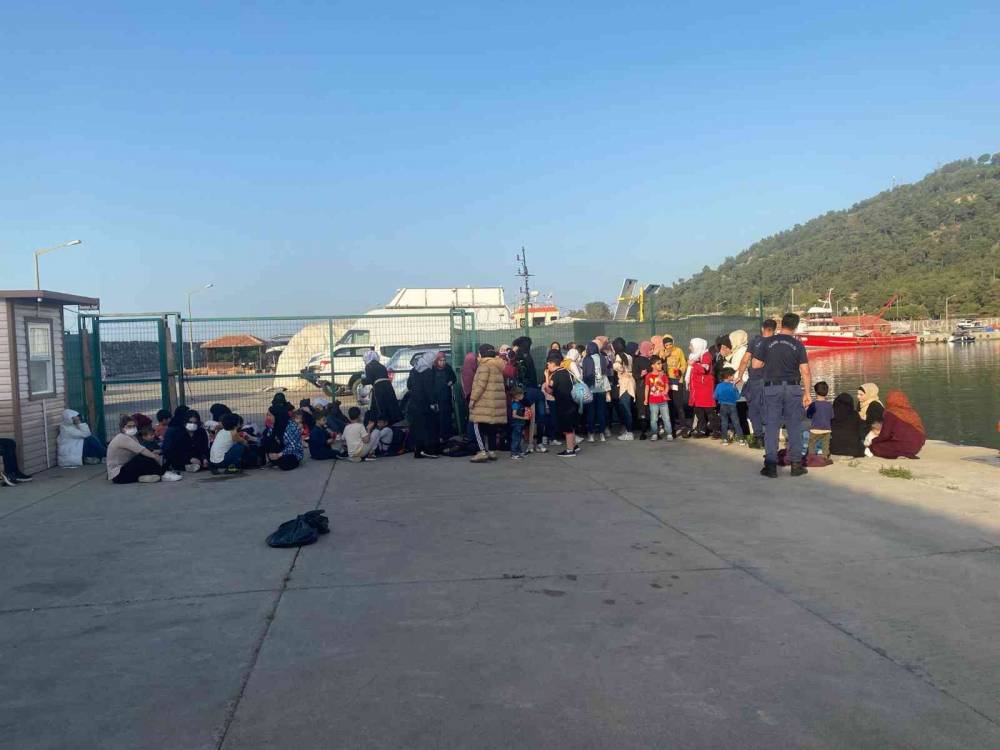 Denizde yakalanan düzensiz göçmenler karaya çıkarıldı

