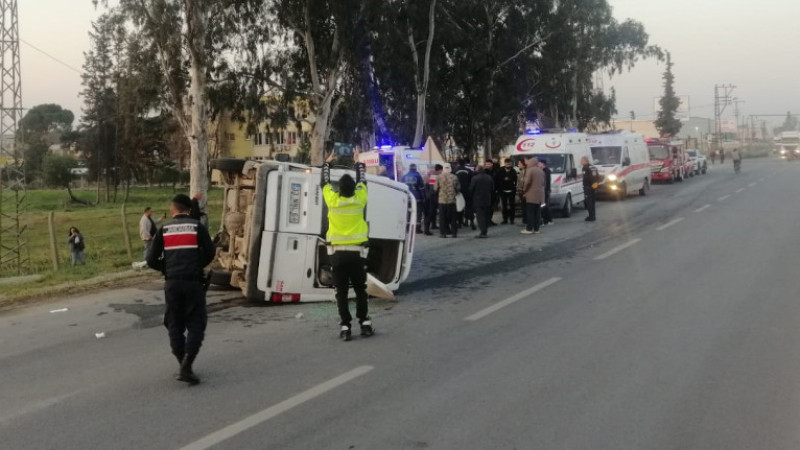 Tarsus'ta budama işçilerini taşıyan minibüs kaza yaptı: 6 yaralı