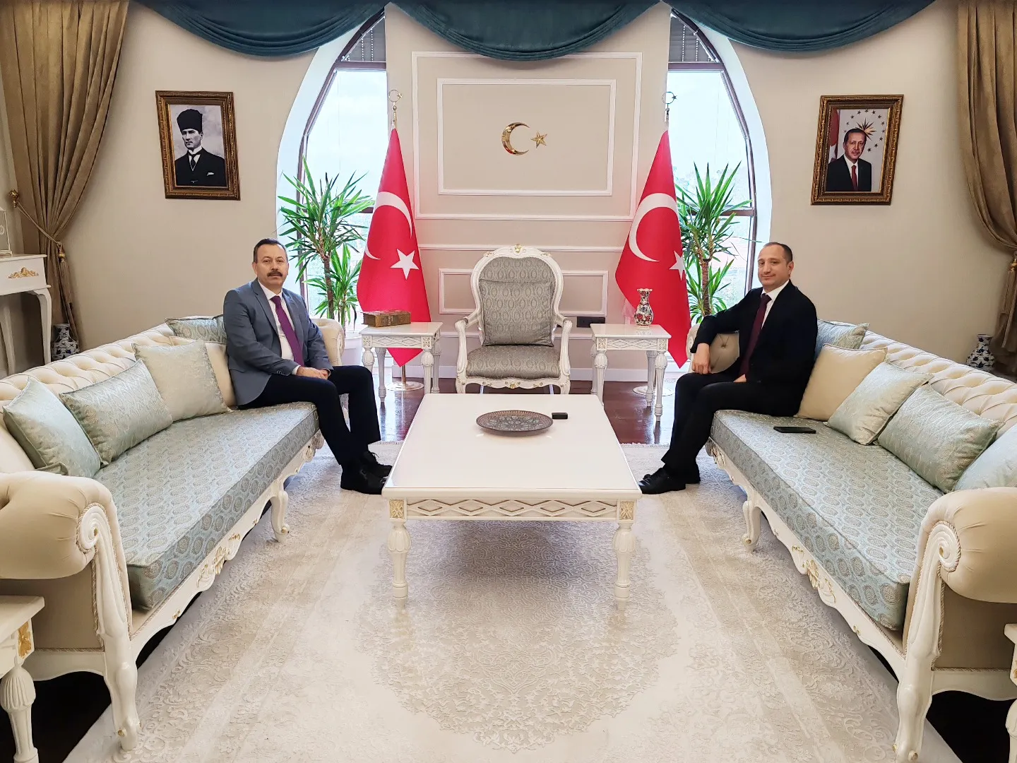 İÇİŞLERİ BAKANLIĞI MÜLKİYE BAŞMÜFETTİŞİ FERİT GÖRÜKMEZ, TARSUS KAYMAKAMI MEHMET ALİ AKYÜZ’Ü ZİYARET ETTİ