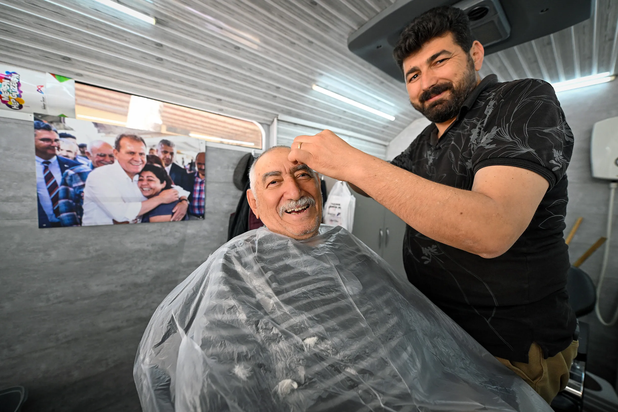 MERSİN BÜYÜKŞEHİR’İN MOBİL KUAFÖR HİZMETİYLE YURTTAŞLAR BAYRAMA HAZIRLANIYOR